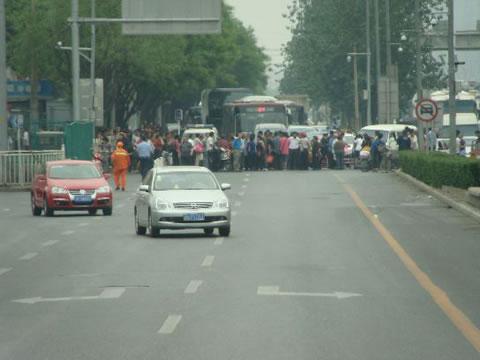 Жалбоподаватели блокират пътя пред Южната пекинска гара. 