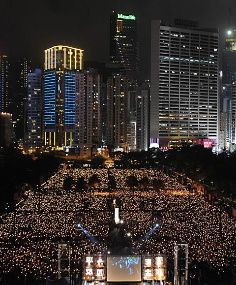 Хиляди хора участват в бдение със свещи, за да отбележат 22-годишнината от избиванията на площад Тянанмън на 4 юни, 2011 в Хонг Конг