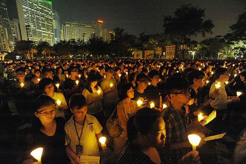 Над 180 000 участници изпълниха "Виктория Парк" в Хонг Конг, за да почетат паметта на избитите студенти през 1989 г. на площад "Тянанмън" в Пекин.