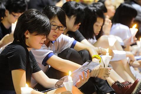 Студенти на годишния мемориал за избиванията през 1989 г. на площад "Тянанмън". "Виктория Парк", Хонг Конг, 4 юни 2012.
