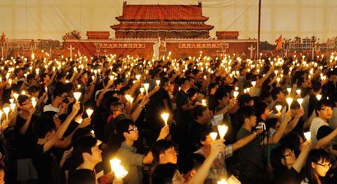 Участници в бдението със свещи от 180 000 души в Хонг Конг в памет на избитите на площад "Тянанмън" на 4 юни 1989 г..