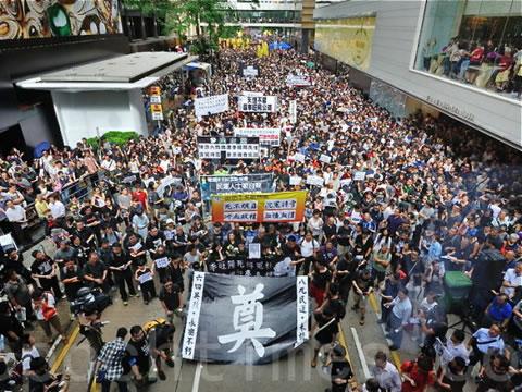 Около 25 000 души в Хонг Конг участваха в протестно шествие на 10 юни, заради мистериозната смърт на китайския дисидент Ли Уангянг в Шаоянг Сити, провинция Хунан, на 6 юни.