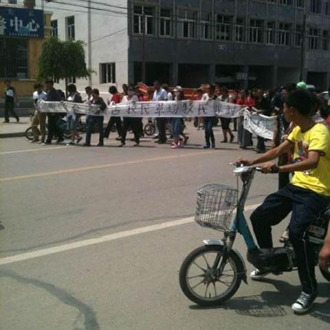 Протест на скотовъди от района на Вътрешна Монголия. Юни 2012 година.