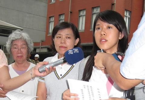 Чунг Ай (вдясно), заедно с майка си и баба си, апелира пред офиса на президента на Тайван на 27 юни.