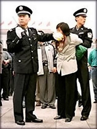 Китайската полиция арестува практикуваща Фалун Гонг.