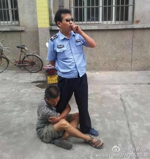 Уличен търговец държи за крака градски инспектор, от когото е бил пребит.