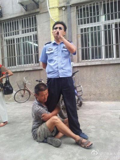 Уличен търговец държи за крака градски инспектор, от когото е бил пребит.