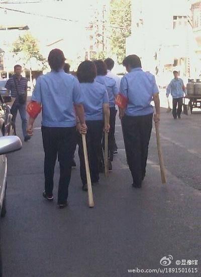 Градски инспектори-жени, които патрулират улиците с тежки тояги.