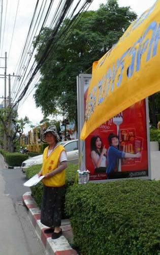 Г-жа Лин раздава информация относно преследването на Фалун Гонг пред китайското посолство в Банкок.