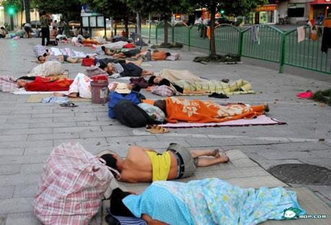Съкратените работници-мигранти спят и живеят на улицата. Град Уенджоу.