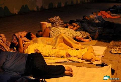 Съкратените работници-мигранти спят и живеят на улицата. Град Уенджоу
