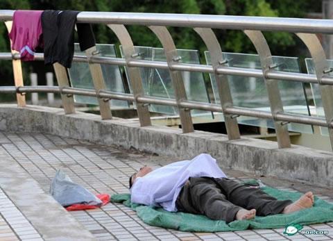 Съкратените работници-мигранти спят и живеят на улицата. Град Уенджоу