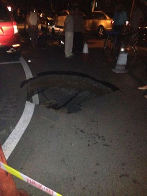 5 август 2012 г., Пекин. В район Фентай, в близост до парк Ихай на пътя изведнъж се образува дупка.