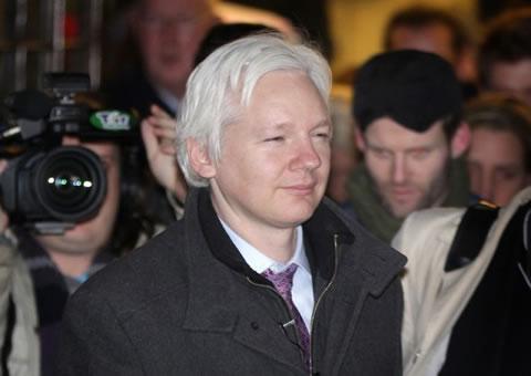 Основателят на Wikileaks Джулиан Асанж излиза от Върховния съд на 2 февруари 2012 г. в Лондон, Англия