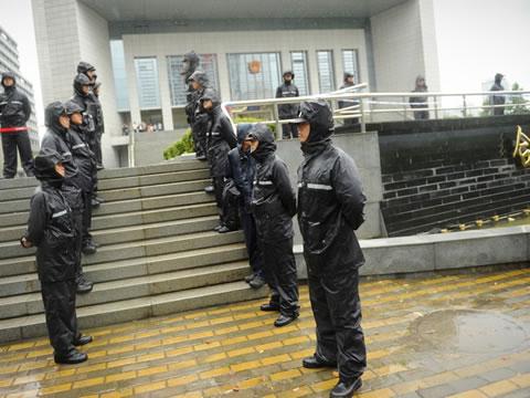 Полицаи стоят на стража пред Междинния народен съд в град Хефей, провинция Анхуей, август 2012.