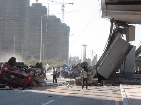 Трима души бяха убити и петима ранени при рухването на мост в Китай близо до североизточния град Харбин 