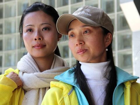 Цао Ли (вдясно) заедно със Сесилия Шионг се обръща към медиите след освобождаването си от Южно полицейско управление на Сан Франциско на 29 август 2012 г.