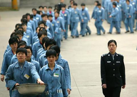 Затворници вървят покрай полицейски ескорт в отворен за затвора ден, Нанджинг, 2005 г.