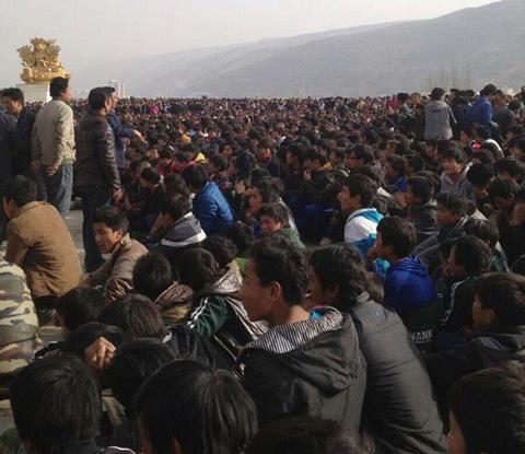 Тибетские студенти протестират срещу властта на комунистическата партия.