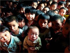 В село Хоуянг, провинция Хенан, Гао прави проучване на деца, родени след 1996 г. от заразени със СПИН родители, и установява, че 38% от тях са заразени от СПИН.