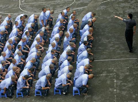 Затворници в китайски трудов лагер.