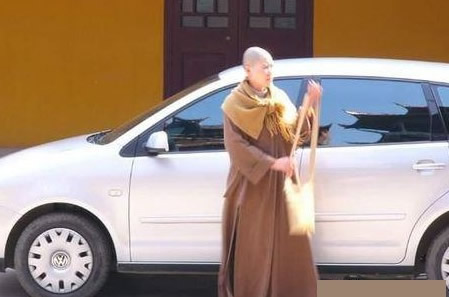 "Модерният" китайски монах.