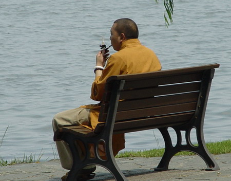 "Модерният" китайски монах.