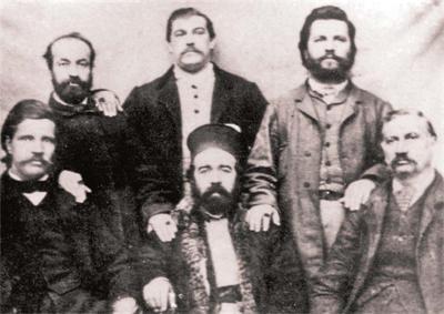 Поп Кръстьо Никифоров (седналият в средата)