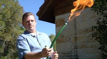Милионерът Стив Липски демонстрира как добивът на шистов газ в близост до имението му е превърнал градинския му маркуч в огнепръскачка