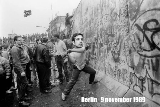 Росен кърти Берлинската стена