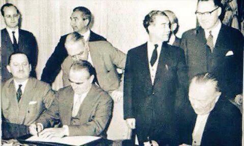 Лондон, 1953 г., гръцкият финансов министър подписва с канцлера Аденауер договора за заличаването с 60 на сто на германския дълг