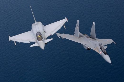 Британски "Тайфун" и индийски Су-30МКИ (в дясно)