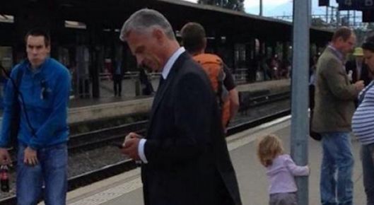 Президентът на Швейцария чака влак без никаква охрана