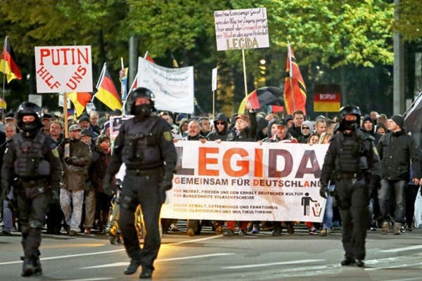 Протестиращите в Берлин носеха плаката 'Путин, помогни ни'. Снимка БГНЕС