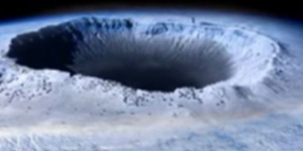 Огромна дупка се отваря на Северния полюс (Видео)