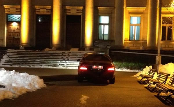 Автомобил на турския посланик паркира до стълбите на Националната библиотека