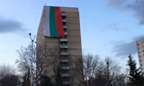 15-метров национален флаг се развя на студентско общежитие в Бургас