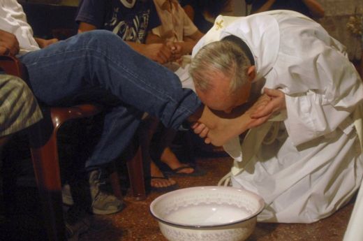 Папата мие краката на бежанци