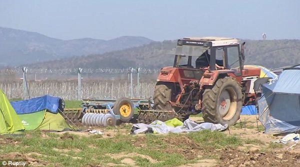 Гръцки фермер не издържа и изора палатките на бежанците с трактора си