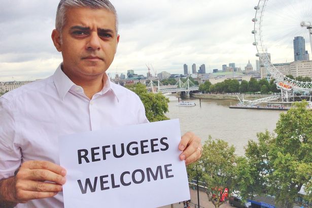 Мюсюлманин става кмет на Лондон... Снима с надпис "Бежанци, добре дошли"...