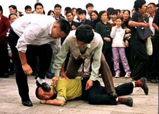 Полиция задържа практикуващ Фалун Гонг в Китай. Снимка minghui.org