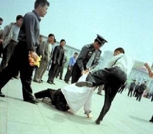Китайската полиция арестува последовател на Фалун.