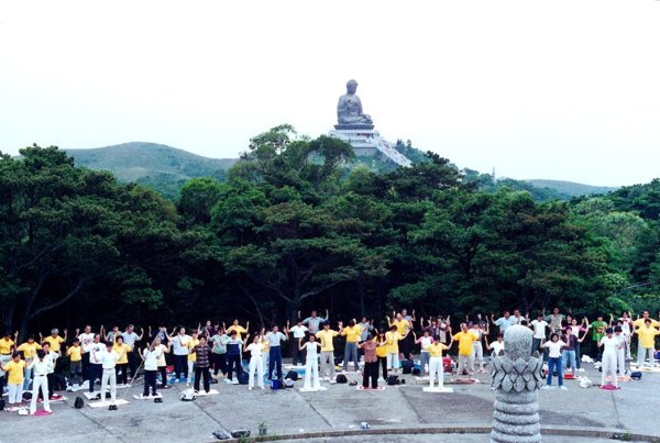 Фалун Гонг практикуващи правят упражнението на стояща медитация в Хонконг