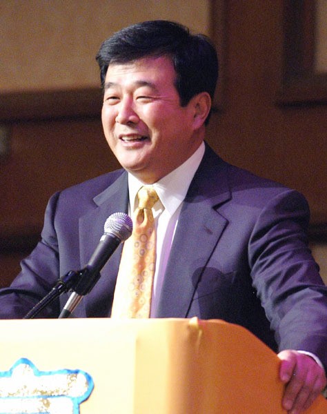 Г-н Ли Хонгджъ, основател на Фалун Гонг, говори на конференция в Ню Йорк