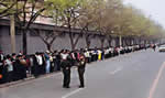 Практикуващи Фалун Гонг се събират тихо около Джонгнанхай в мирен апел за справедливо отношение, 25 април 1999 г.