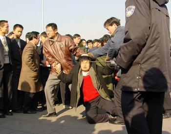 Цивилни полицейски служители арестуват последовател на Фалун Гонг