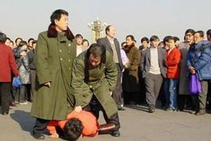 Китайската полиция арестува практикуващ Фалун Гонг.