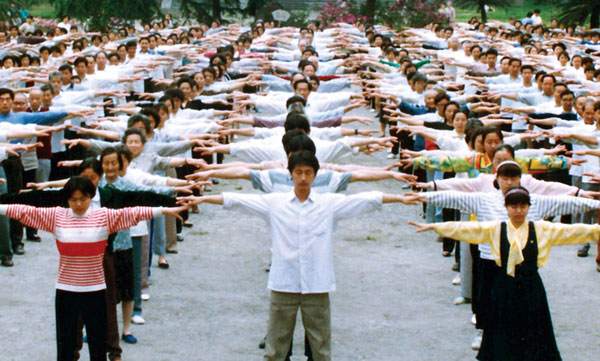 Фалун Гонг - Първото упражнение на Фалун Гонг - Буда протяга хиляда ръце - изпълнявано за отваряне на всички енергийни канали в тялото и цялостно подобряване на здравето