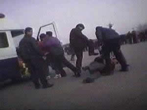Кадър от документалния филм „Зад червената стена: Преследването на Фалун Гонг” (Beyond the Red Wall: The Persecution of Falun Gong)