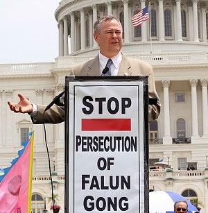 Американският конгресмен Дана Рорабахер (Dana Rohrabacher) по време на митинг, апелиращ за прекратяване преследването на Фалун Гонг от страна на комунистическия режим